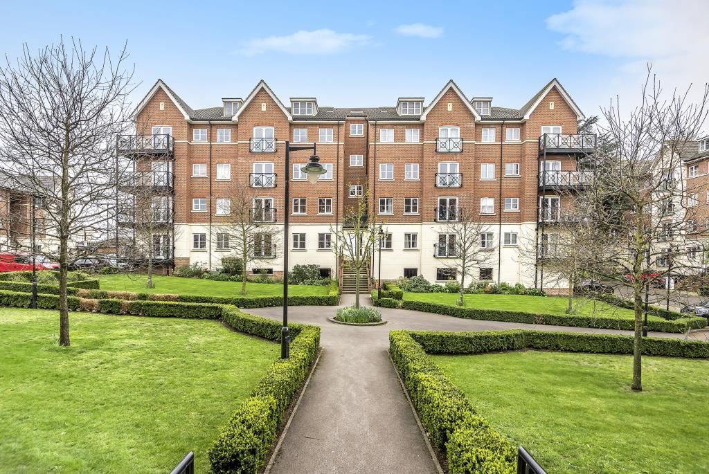 2 bed flat to rent in Viridian Square, Aylesbury HP21, £1,350 pcm Zoopla