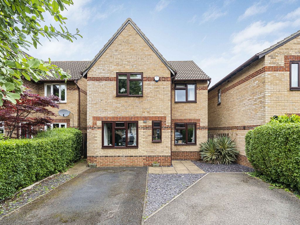 3 bed detached house for sale in Willow Drive, Bicester OX26, £430,000