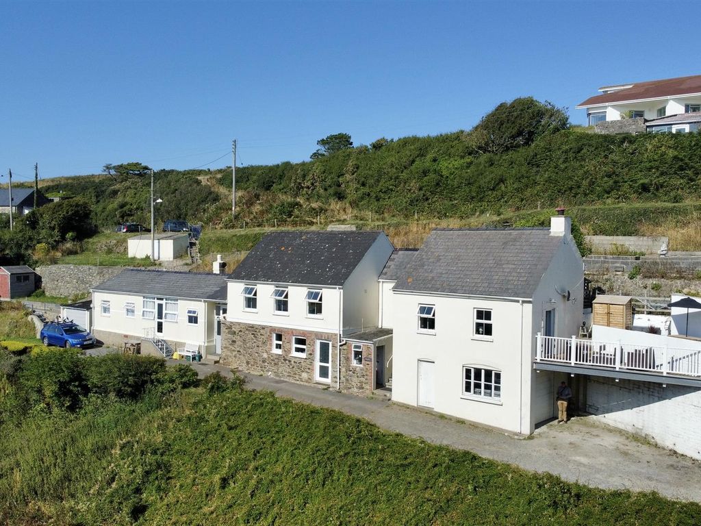 4 bed semidetached house for sale in Penybanc, Abercastle