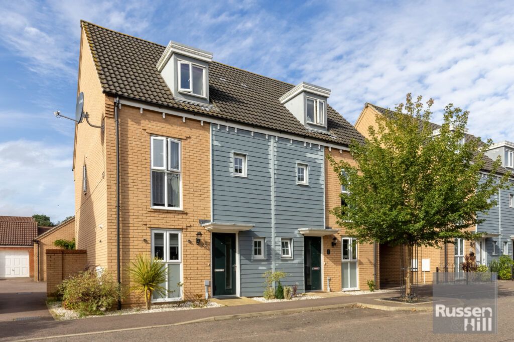 3 bed semidetached house for sale in Wilderness Road, Costessey