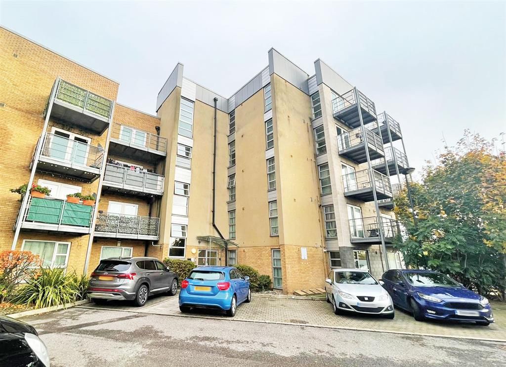 2 bed flat for sale in Oldchurch Road, Romford RM7, £185,000 Zoopla