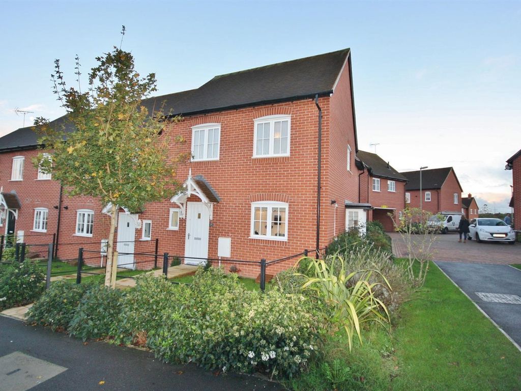 3 bed semidetached house to rent in Bluebell Way, Whiteley, Fareham