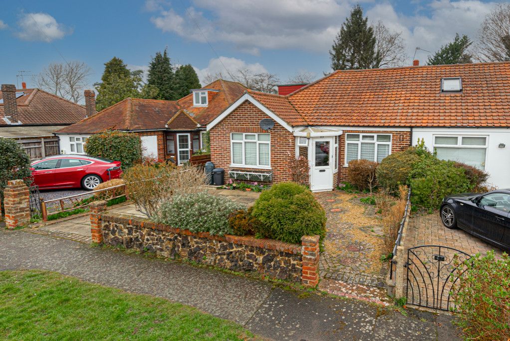 2 bed bungalow for sale in Cannonside, Fetcham, Leatherhead KT22 Zoopla