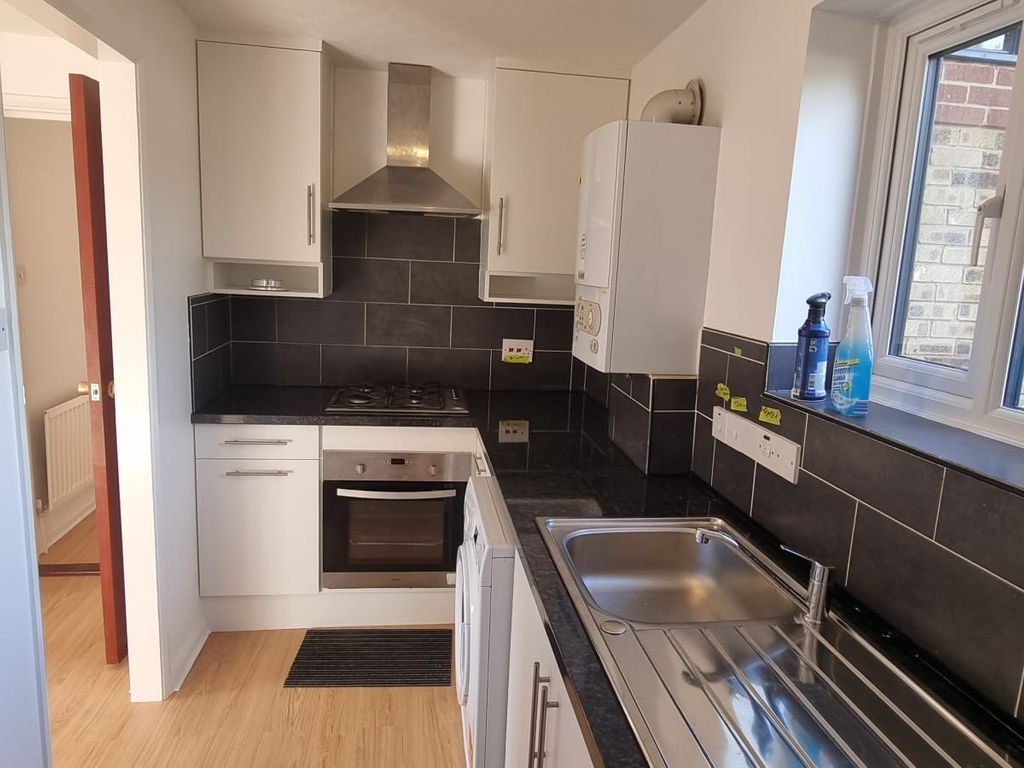 2 bed flat to rent in Birchwood Close, Morden, Surrey SM4, £1,500 pcm