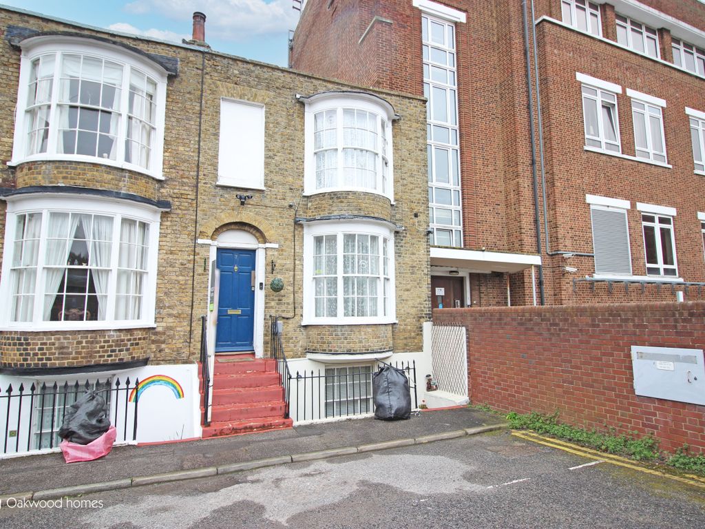 3 bed end terrace house to rent in Addington Square, Margate CT9, £