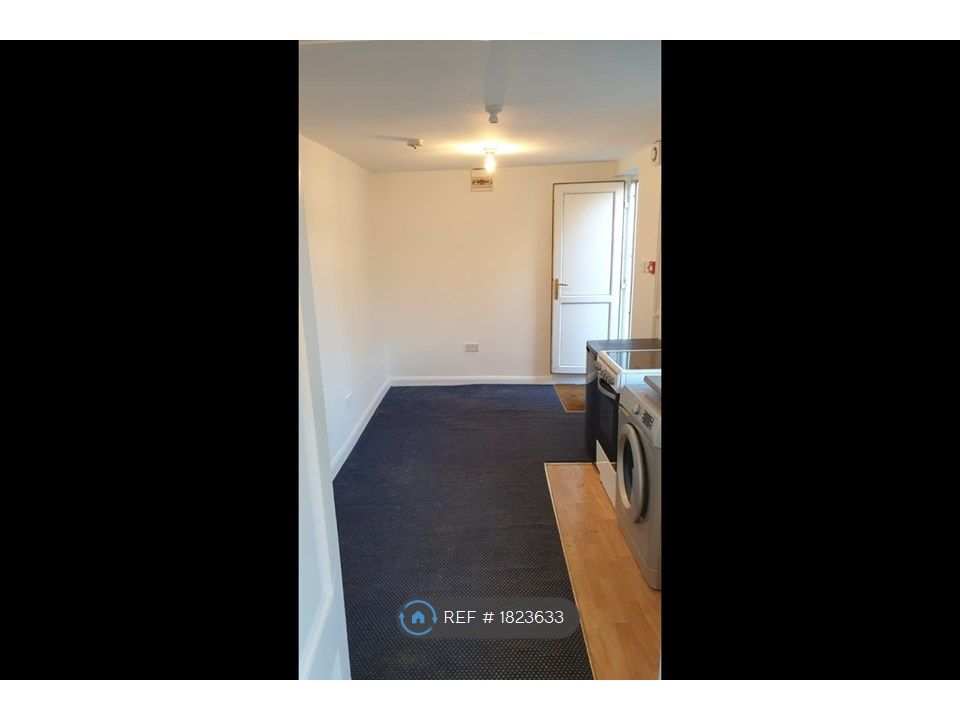 Studio to rent in Dallow Road, Luton LU1, £650 pcm Zoopla