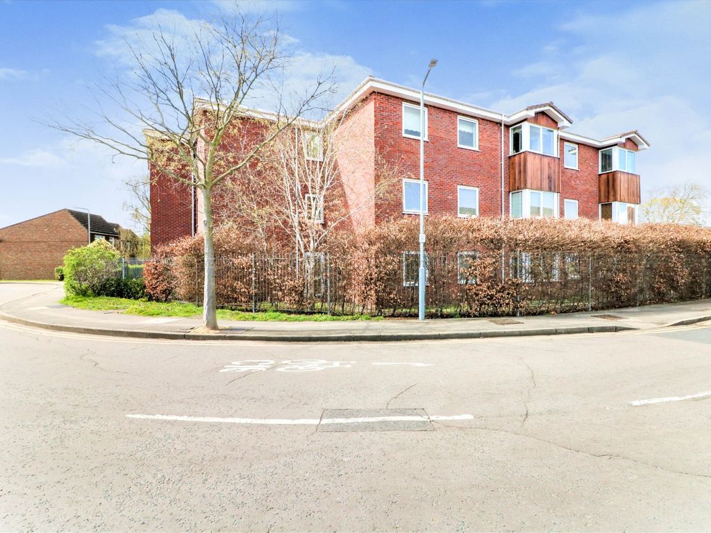 2 bed flat for sale in Barnardo Drive, Barkingside, Ilford IG6 Zoopla