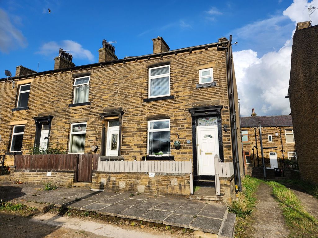 3 bed end terrace house for sale in Clevedon Place, Halifax HX3, £