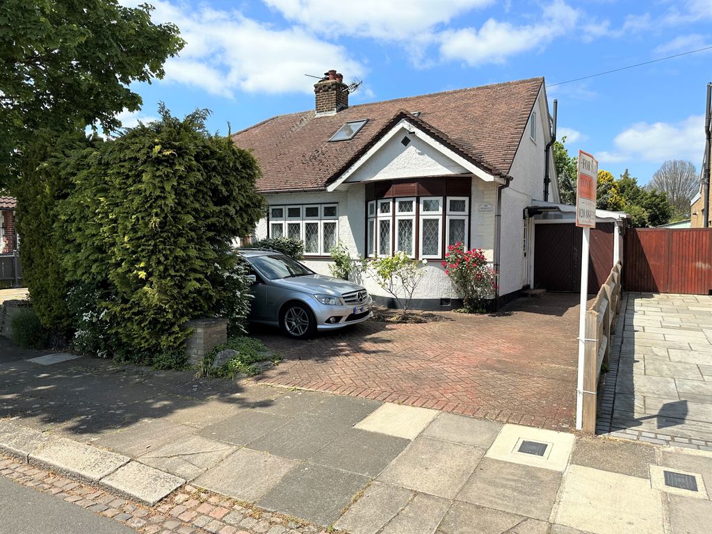 3 bed semidetached bungalow for sale in Islip Gardens, Northolt UB5