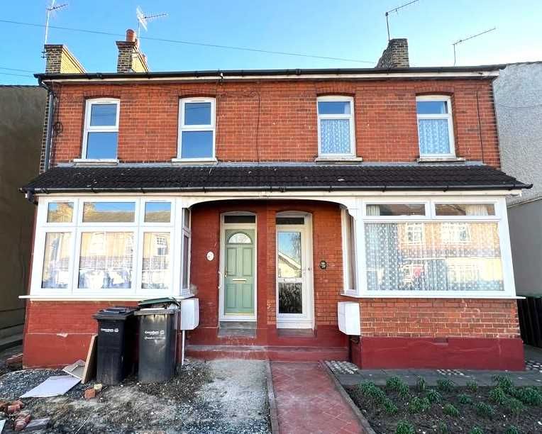 3 bed semidetached house to rent in Hollybush Road, Gravesend DA12, £