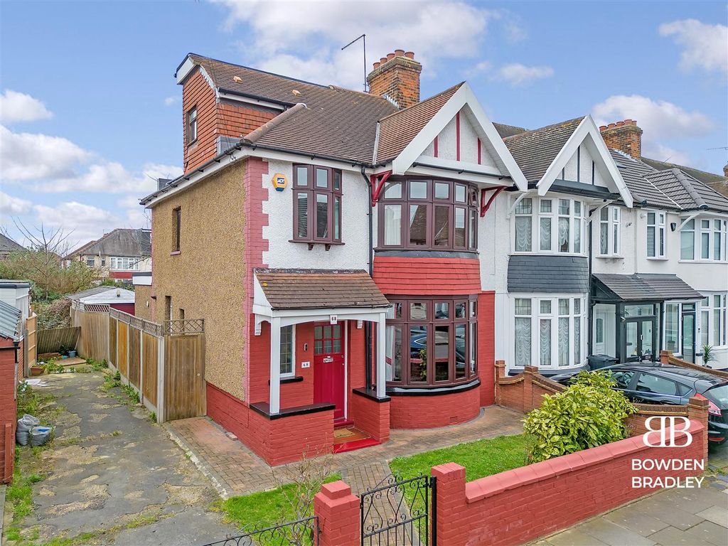 4 bed semidetached house for sale in Malvern Drive, Ilford IG3, £