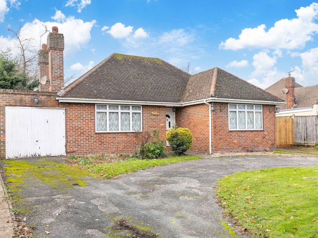 4 bed detached bungalow for sale in Crouch House Road, Edenbridge TN8