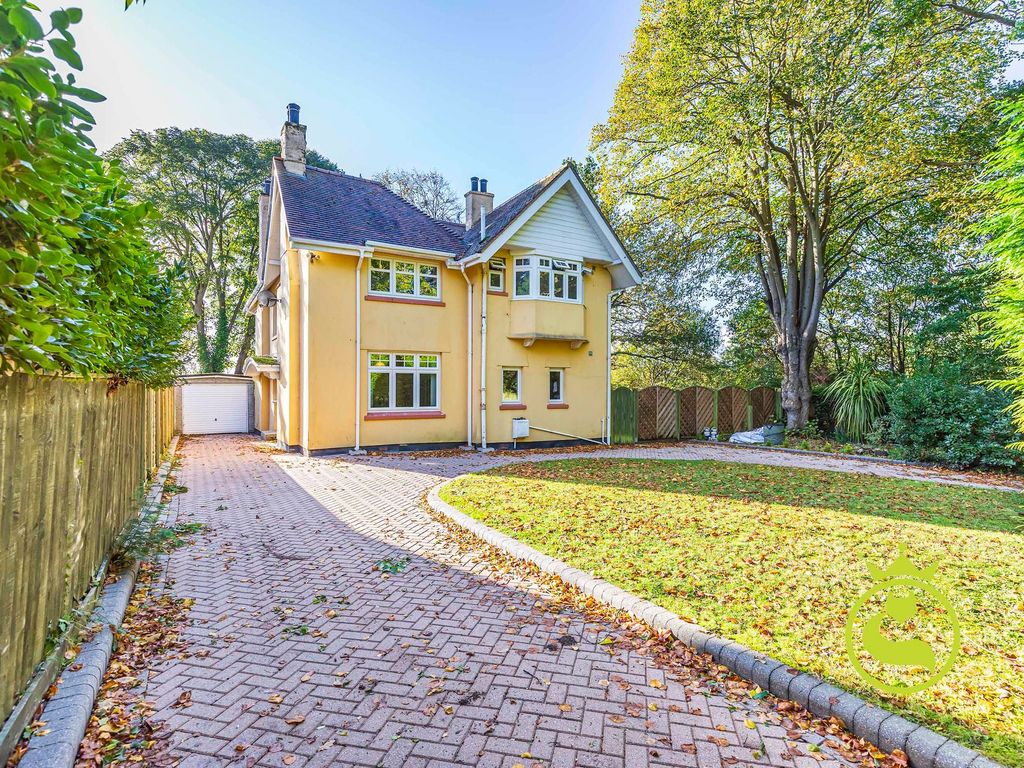 4 bed detached house for sale in Windsor Road, Poole BH14, £900,000