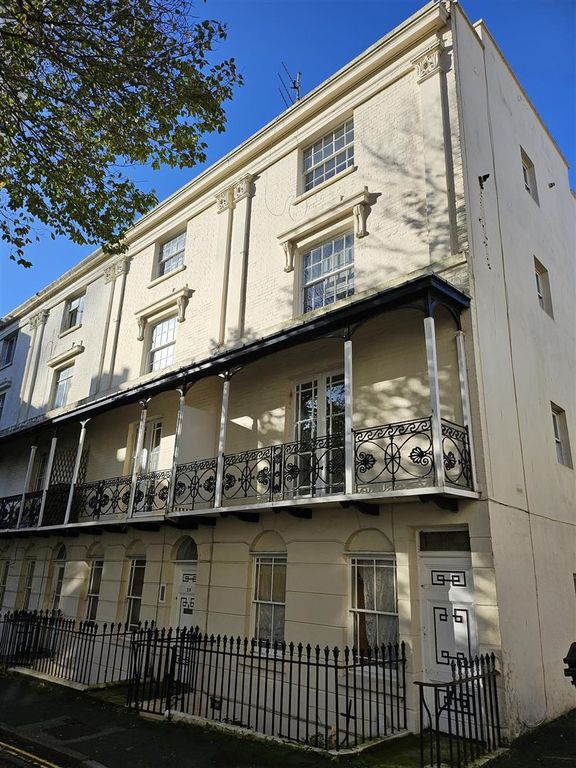 1 bed flat to rent in Russell Square, Brighton BN1, £1,095 pcm Zoopla