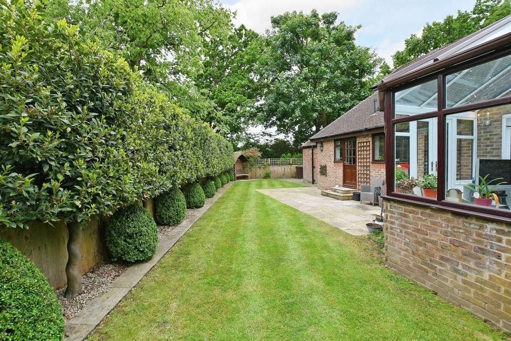 4 bed detached bungalow for sale in Cavendish Avenue, Dore, Sheffield