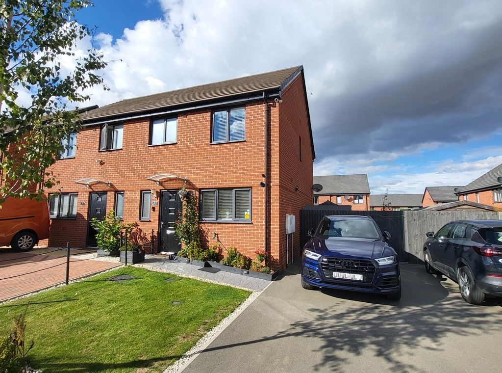 3 bed semidetached house for sale in Crofter Close, Gunthorpe