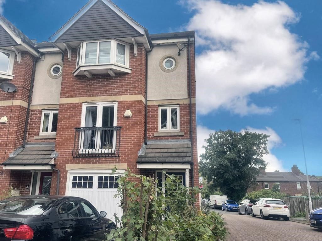 4 bed town house for sale in Finkle Court, Morley, Leeds LS27, £225,000