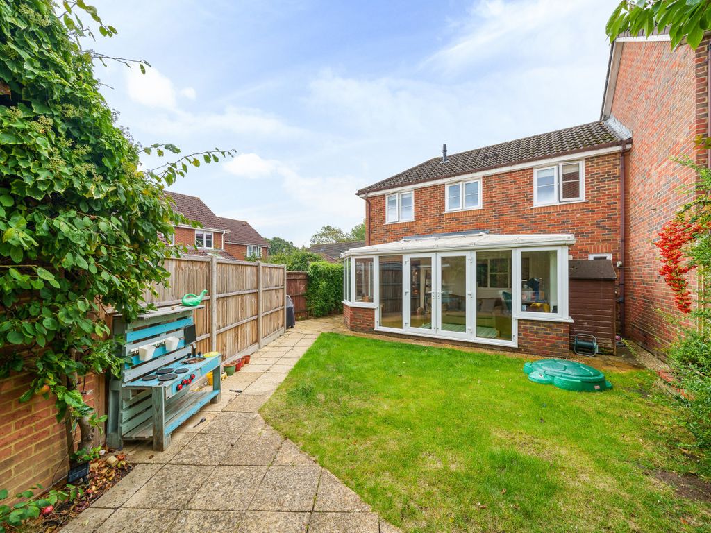 3 bed end terrace house for sale in Park Lane, Binfield, Bracknell