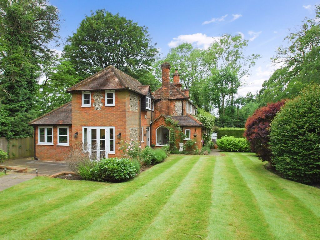 4 bed semidetached house for sale in Hammersley Lane, Penn