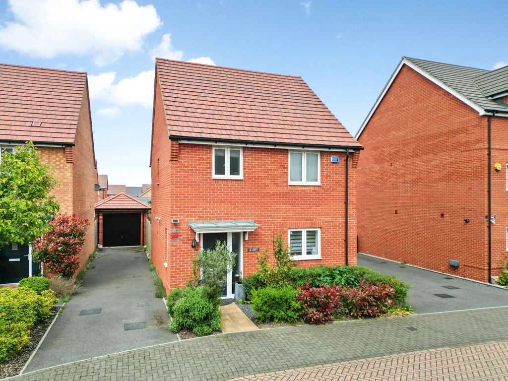 3 bed detached house to rent in Lawrence Place, Shinfield, Reading