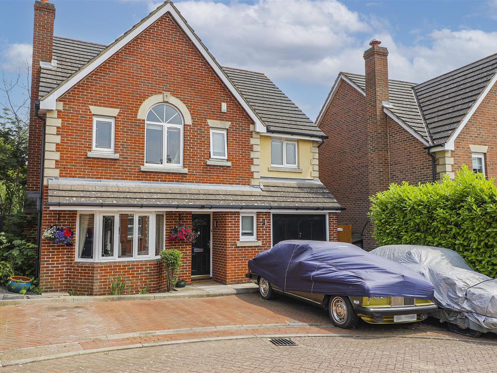 4 bed detached house for sale in Hull Close, Cheshunt, Waltham Cross