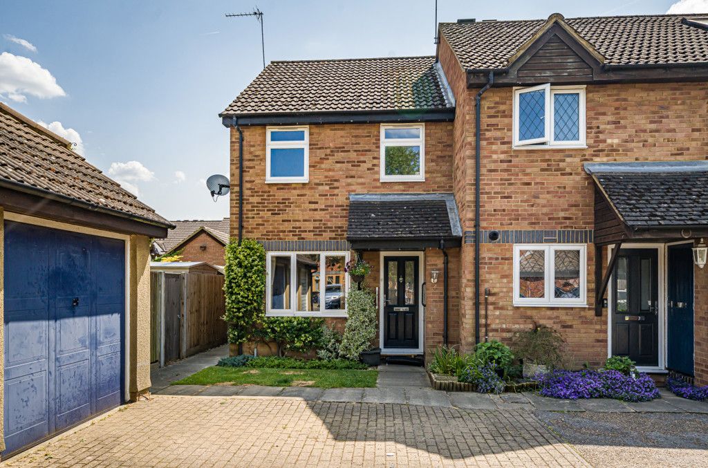 3 bed end terrace house for sale in Lindsey Road, Denham