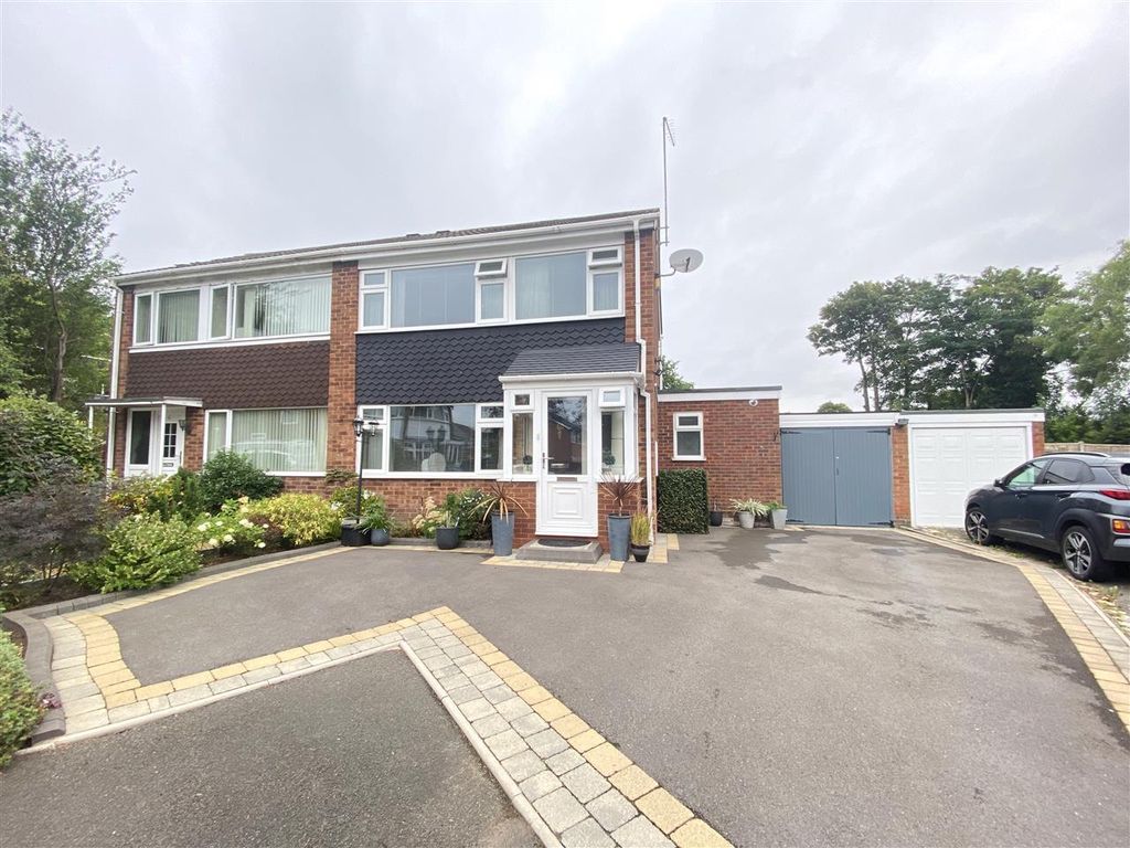 3 bed semidetached house for sale in St. Leonards Close, Marston Green