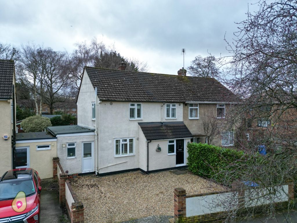 3 bed semidetached house for sale in Blackthorn Crescent, Farnborough