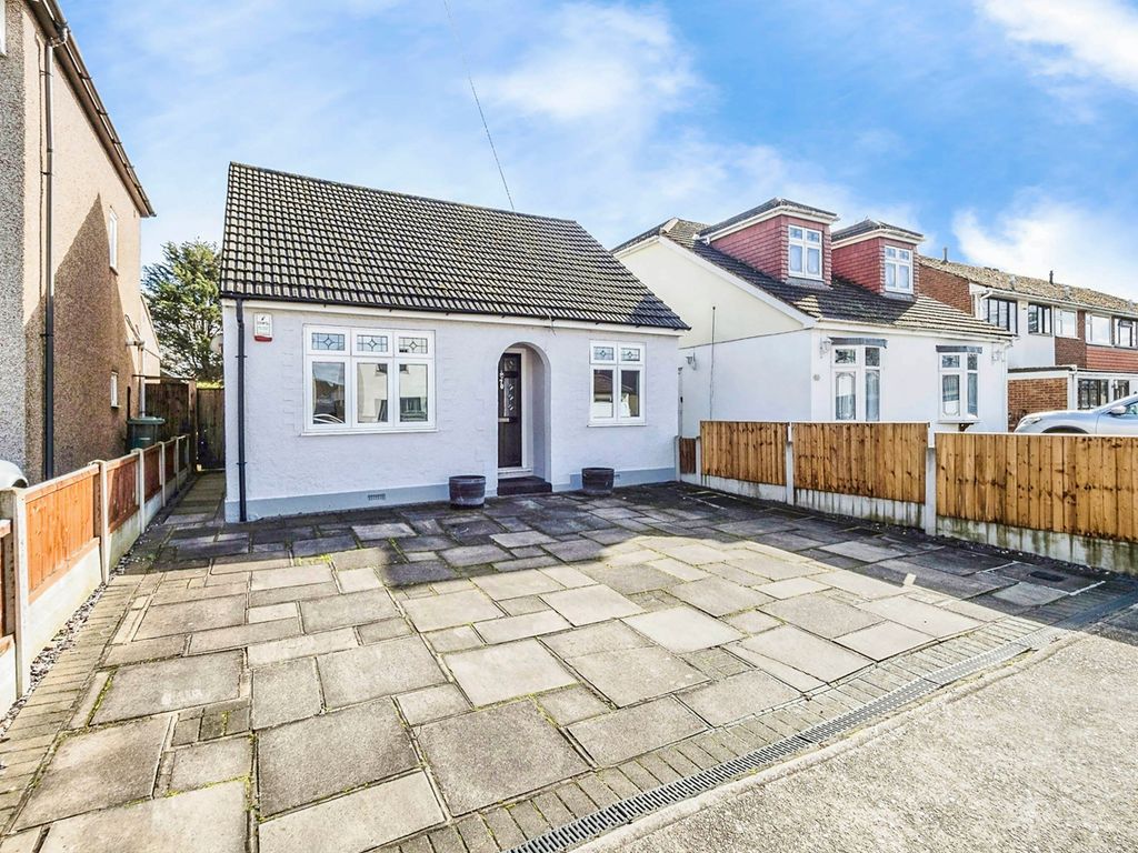 2 bed detached bungalow for sale in Hubert Road, Rainham RM13, £425,000