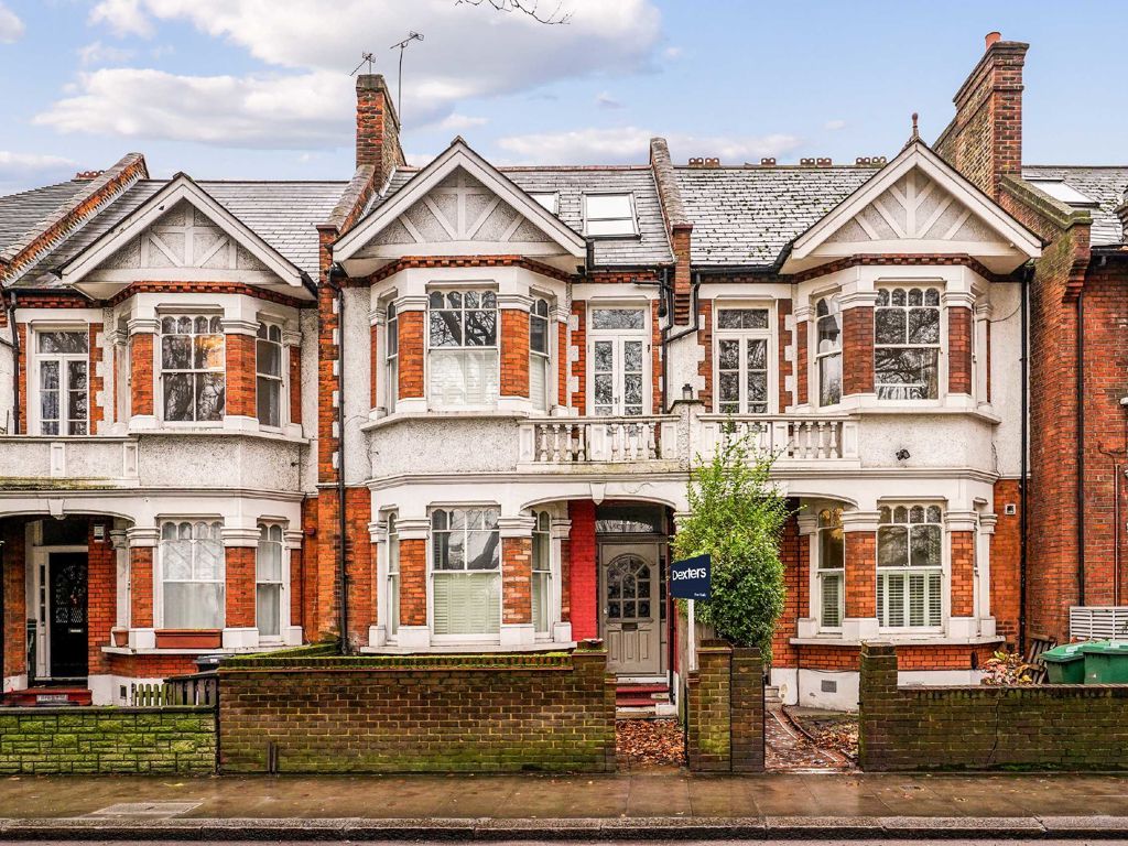 2 bed flat for sale in Clapham Common West Side, London SW4, £600,000