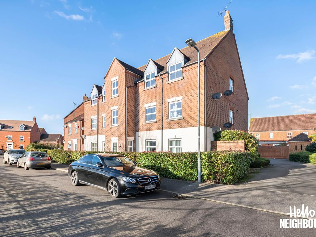 2 bed flat to rent in Shaw Gardens, Slough SL3, £1,500 pcm Zoopla