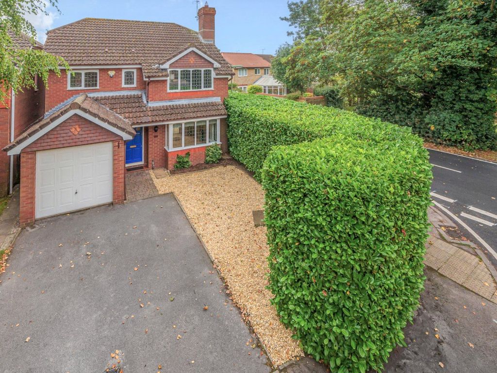 4 bed detached house for sale in Alexandra Gardens, Knaphill, Woking