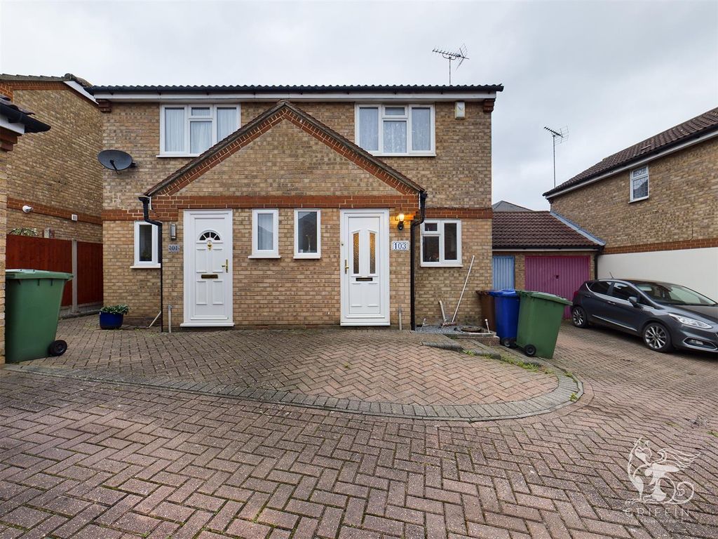 3 bed terraced house to rent in St. Michaels Close, Aveley, South
