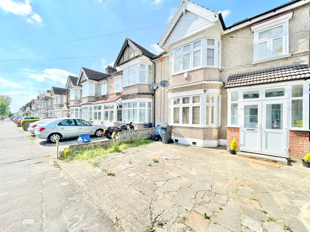 Room to rent in Castleview Gardens, Ilford IG1, £600 pcm Zoopla