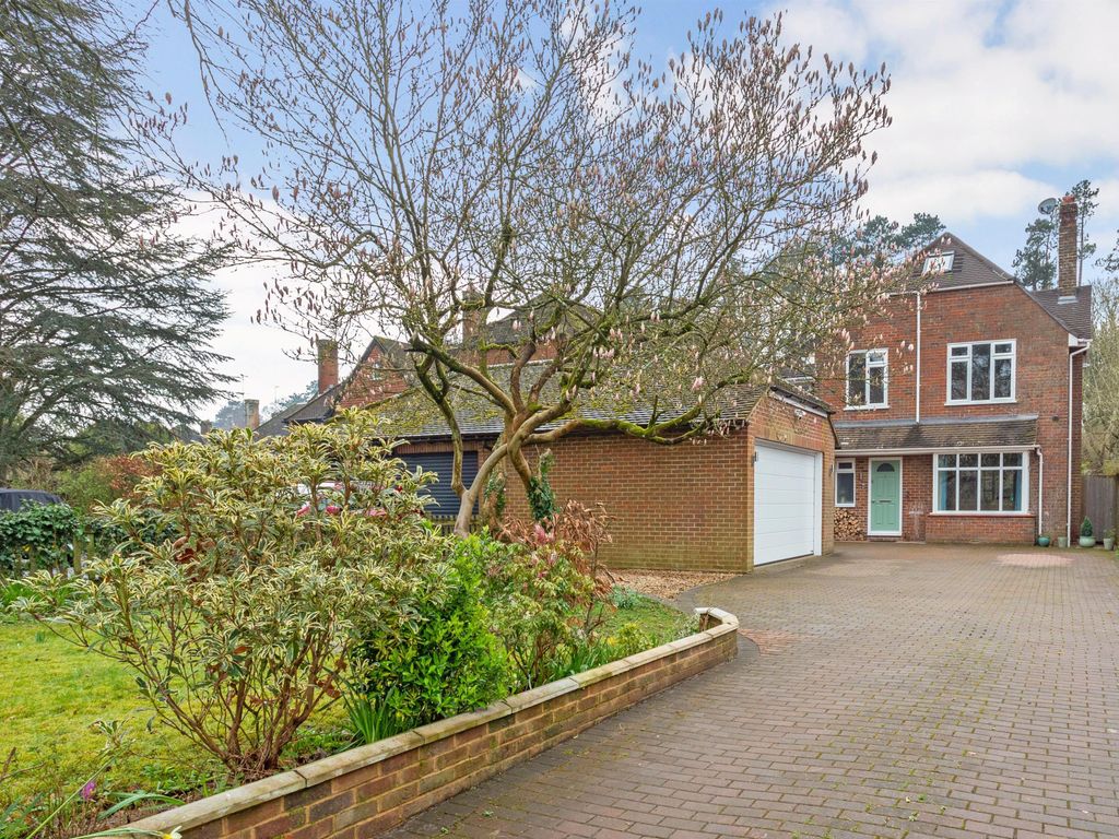 5 bed detached house for sale in Winchester Road, Alton GU34, £895,000