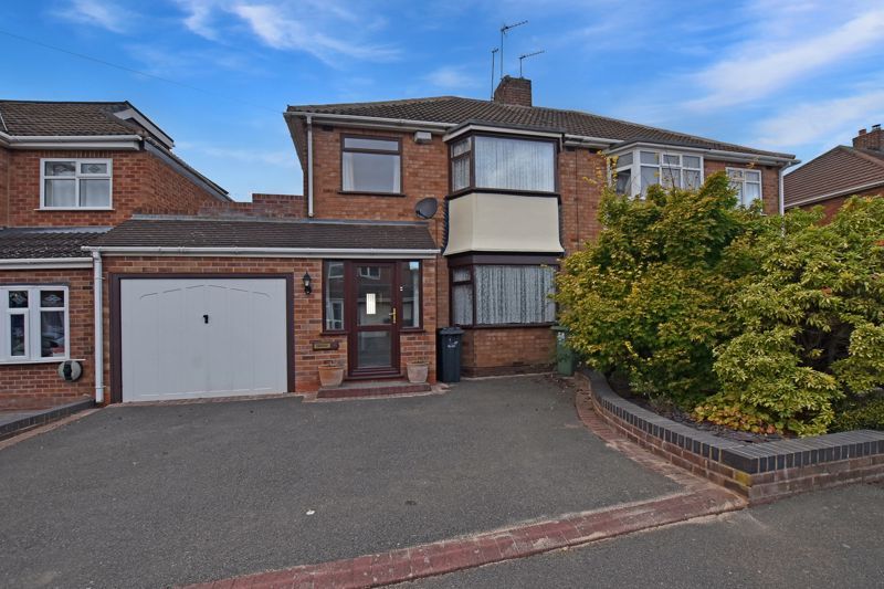 3 bed semidetached house for sale in Roundhills Road, Hurst Green