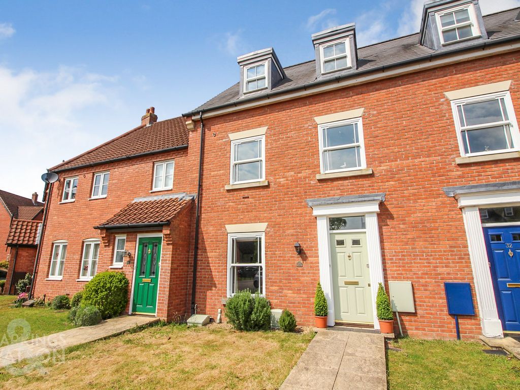 3 bed town house for sale in Blackthorn Way, Poringland, Norwich NR14