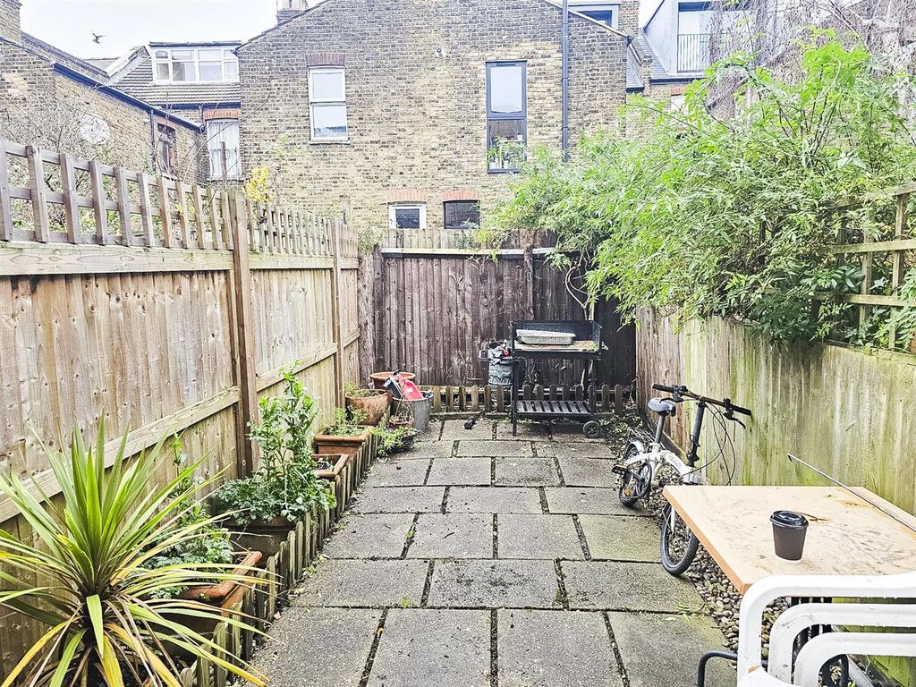 2 bed flat to rent in Heysham Road, London N15, £2,000 pcm Zoopla