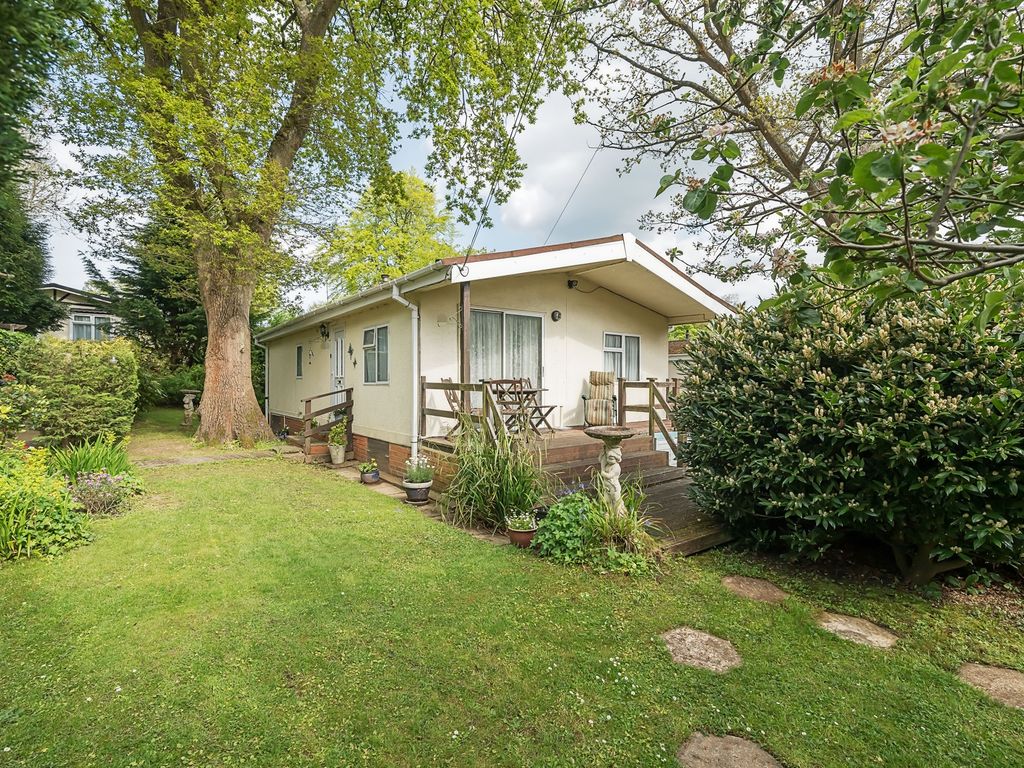 2 bed mobile/park home for sale in Chesham Road, Wigginton, Tring HP23
