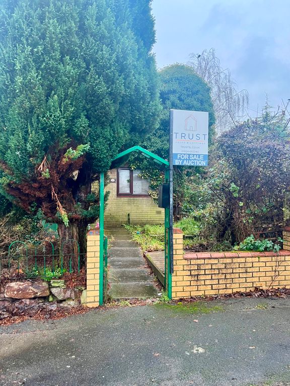 3 bed end terrace house for sale in Orlando Close, Mirfield WF14, £