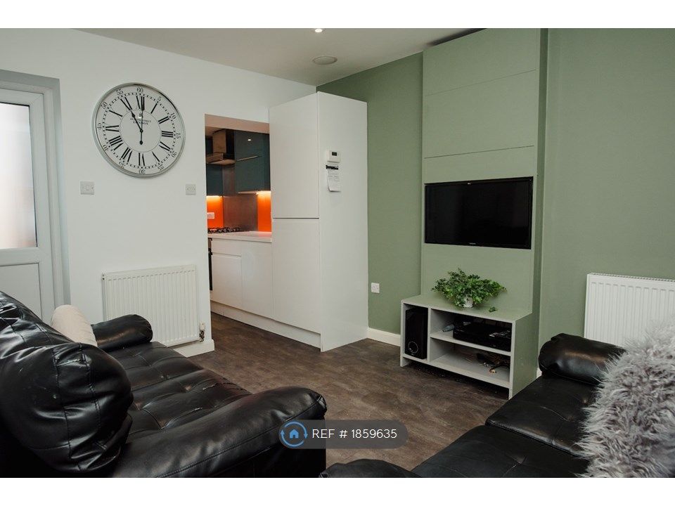 2 bed terraced house to rent in Leek Road, StokeOnTrent ST4, £650 pcm