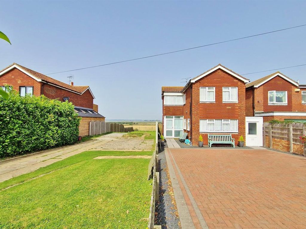 3 bed detached house for sale in Kirby Road, Walton On The Naze CO14, £