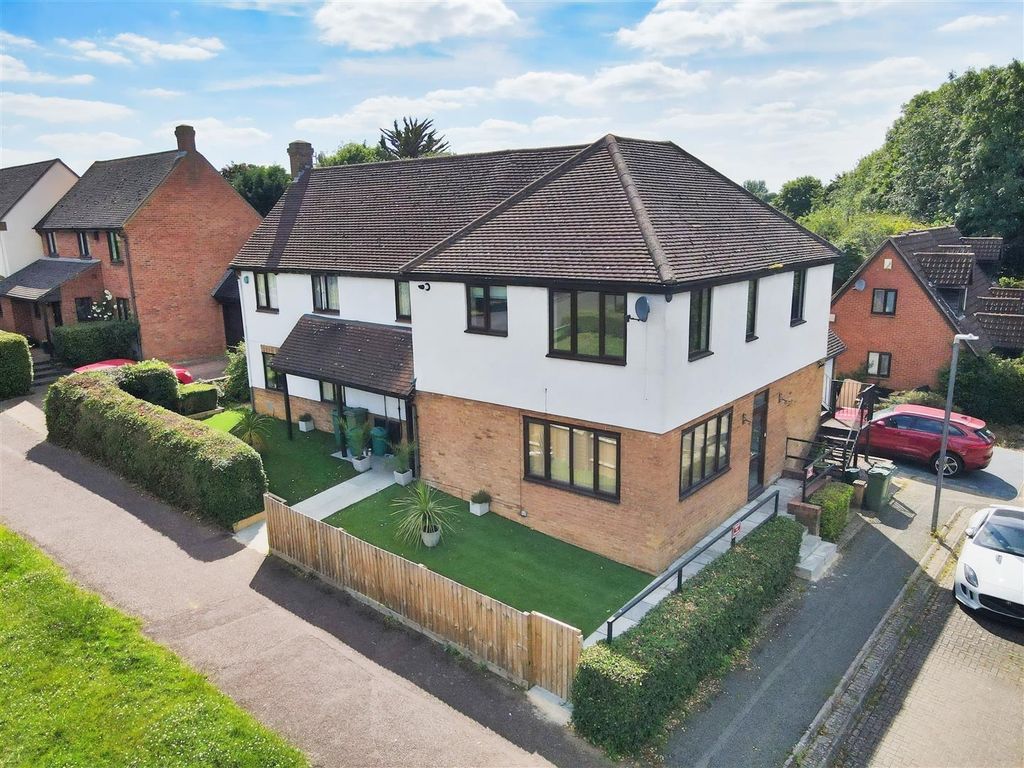 6 bed detached house for sale in Hadrians Drive, Bancroft, Milton