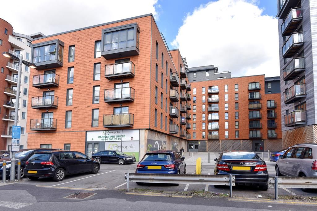 2 bed flat to rent in Slough, Berkshire SL2, £1,500 pcm Zoopla