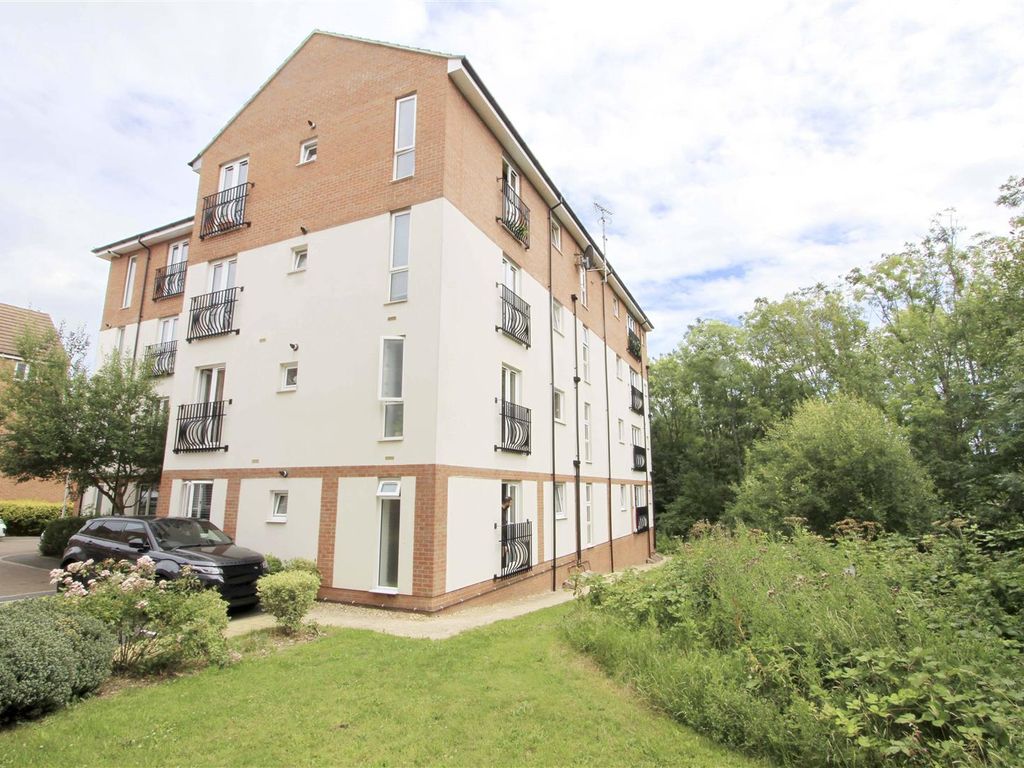2 bed flat to rent in Laurel Court, Chadwick Gardens, Uxbridge UB8, £
