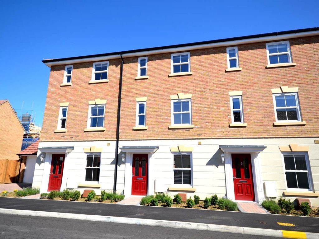 3 bed end terrace house to rent in Snowberry Road, Dunmow CM6, £1,650