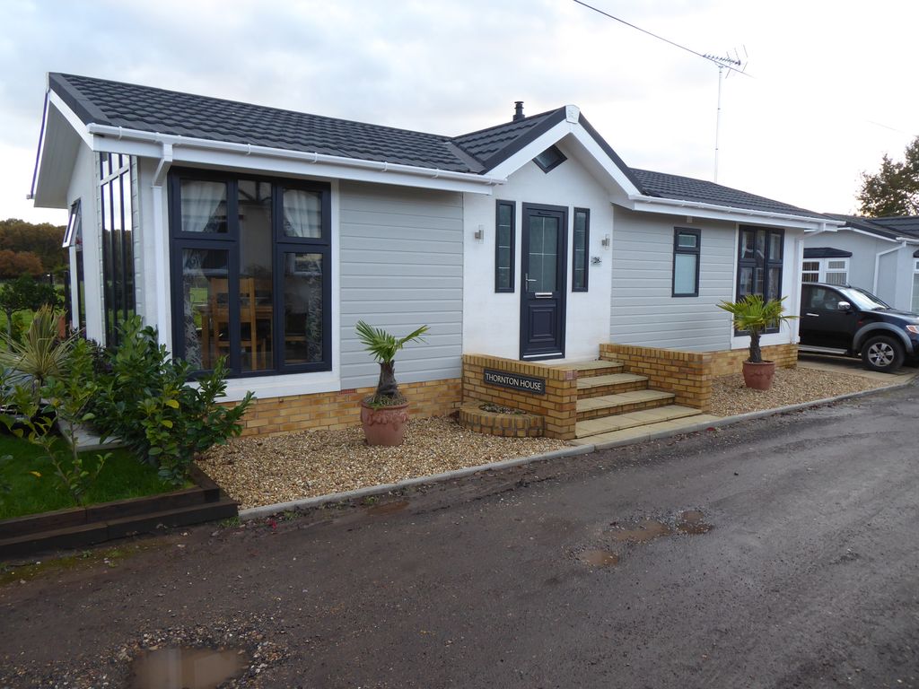 2 bed mobile/park home for sale in Luckista Grove, Billingshurst Road