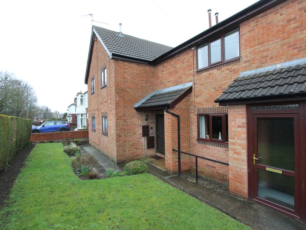 2 bed flat to rent in Holmesfield Road, Dronfield Woodhouse, Dronfield