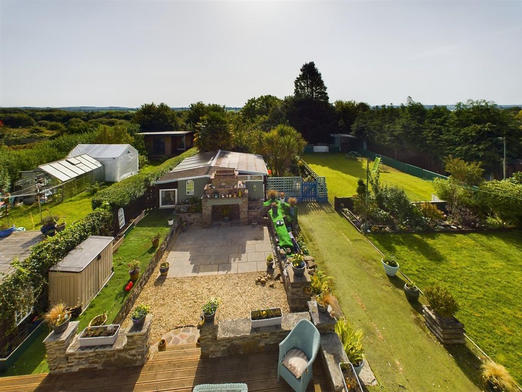 5 bed semidetached house for sale in Pontardulais Road, Llangennech, Llanelli SA14, £315,000