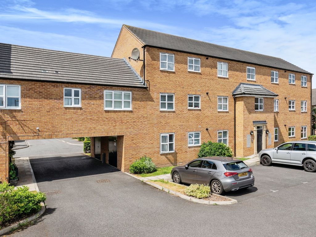 2 bed flat for sale in Gilbert Drive, Warrington, Cheshire WA4, £120,000 Zoopla